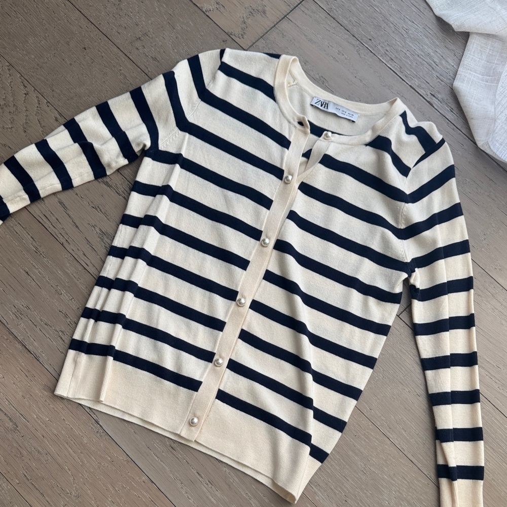 Zara Women's Navy and Cream Striped Cardigan